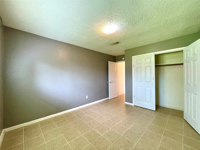 Building Photo - 6310 Star Lake Dr