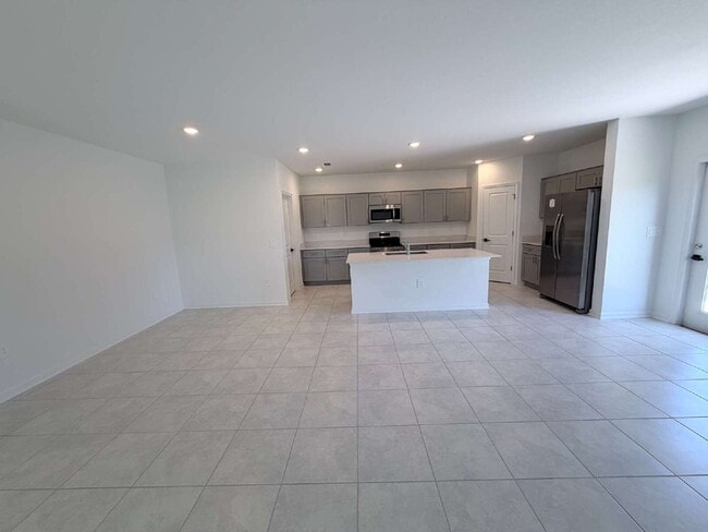 Building Photo - Available for Rent 5 spacious bedrooms and 2.5 bathrooms
