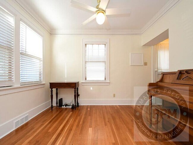 Building Photo - Discover 3-bedroom, 2.5-bath home in Omaha, NE