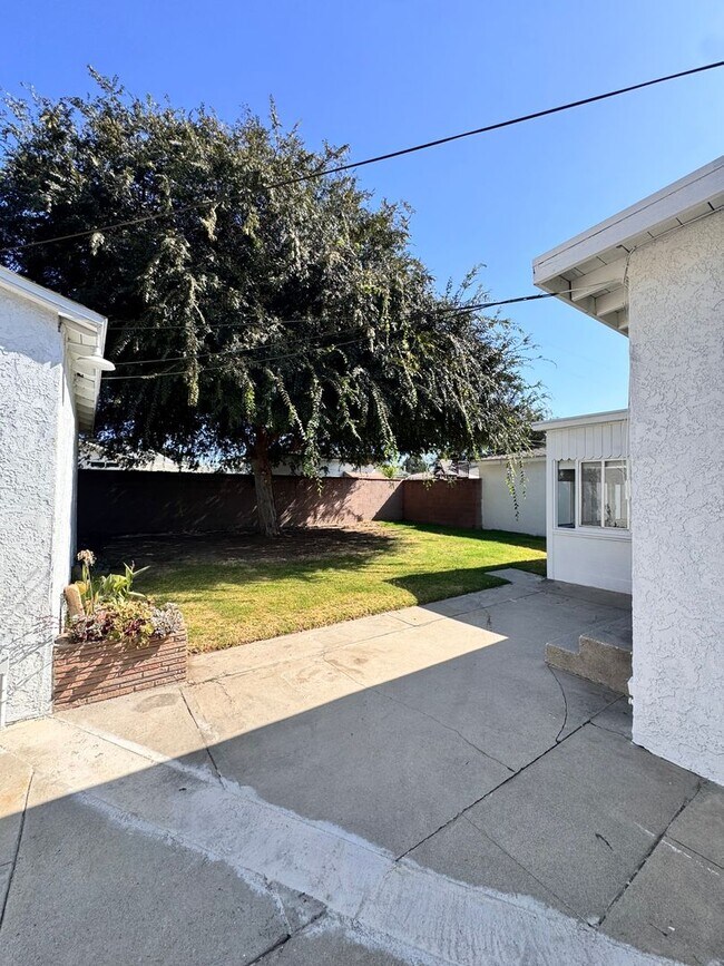 Building Photo - 5833 E Parapet St