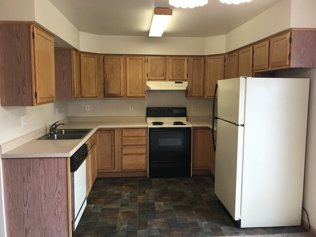 Building Photo - FALL 2026 AVAILABILITY!!!  2 bedroom, 2.5 bath condominium on Iowa City's east side