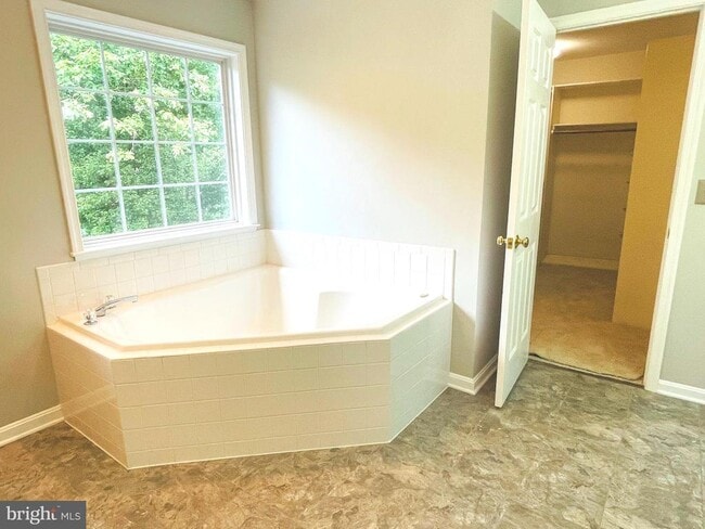 Building Photo - 9 Scarlet Oak Cir