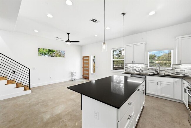 Building Photo - 6213 Felix Ave