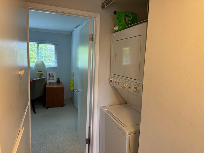 Building Photo - Spacious 2 BED/ 1.5 BATH in Encino Royal (...