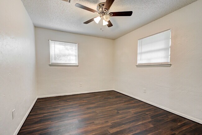 Building Photo - 1627 Surrey Dr