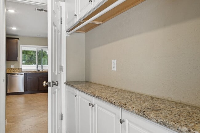 Building Photo - Perfect West Bradenton Location - 2 bedroom / 2 bathroom Home