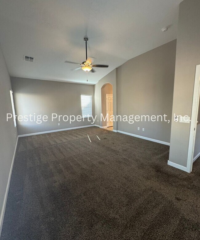 Building Photo - Spacious 4+Den/3 Northwest Home!