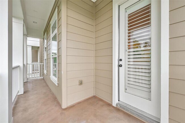 Building Photo - 210 Breezy Way
