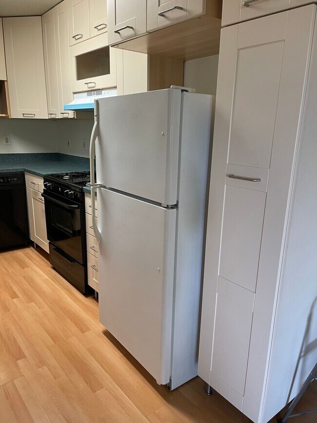 Building Photo - Epic REA: Cozy 2BR Near UC Davis w/ Garage...