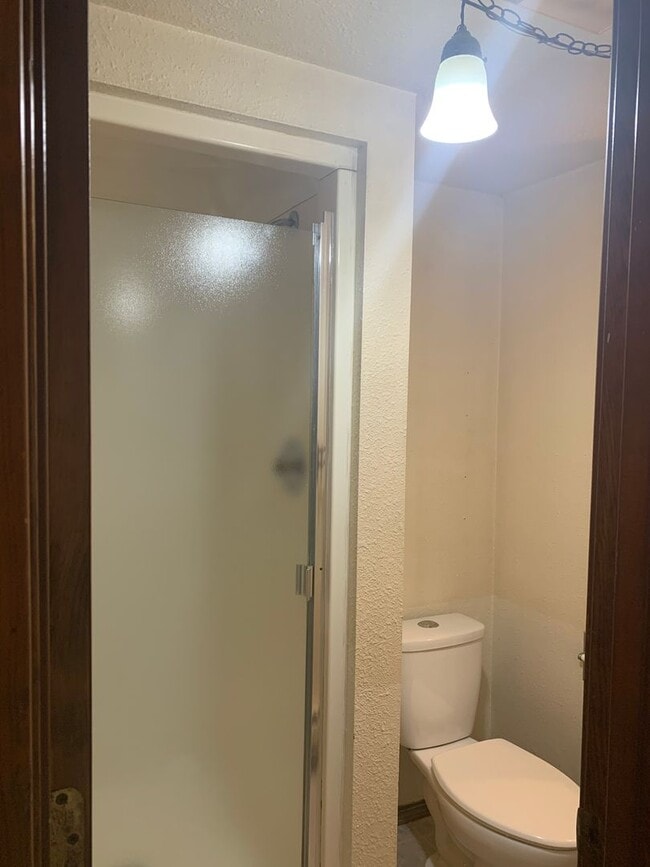 Building Photo - Available Now!  One level 2 Bedroom and 2 Bath Home