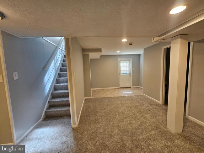 Building Photo - 102 Hannes St