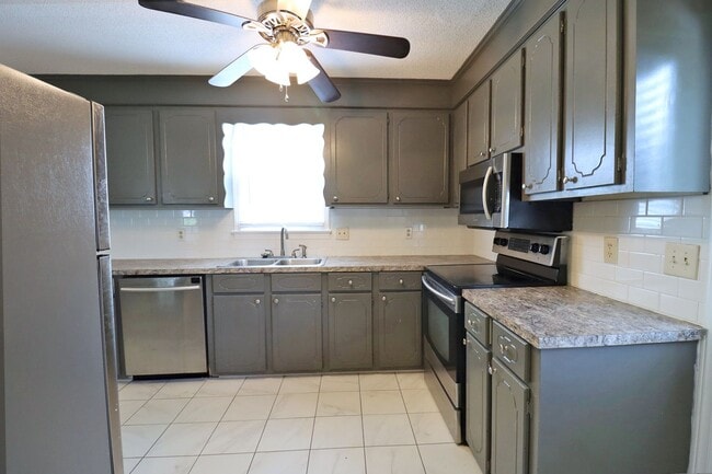 Building Photo - Charming Columbia Home Minutes to Fort Jackson! Available March 2026!