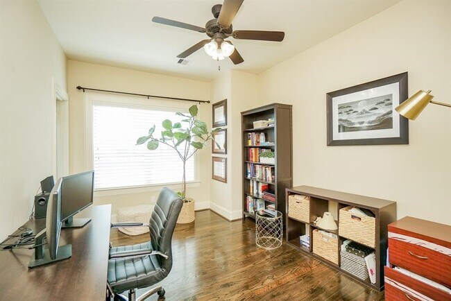 Building Photo - 1108 Peveto St