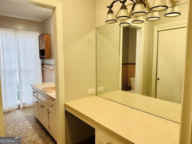 Building Photo - 110 Pine St