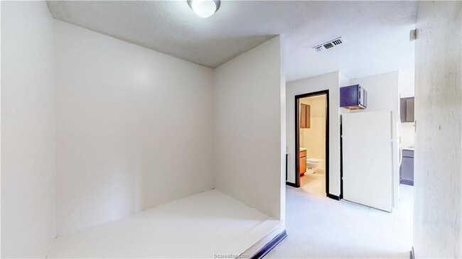 Building Photo - 725 Peppertree Dr