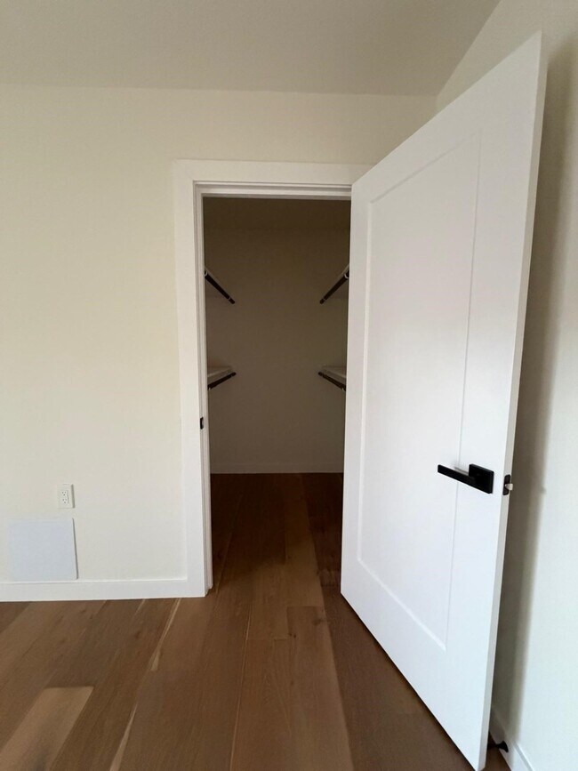 Building Photo - 2618 Pine Village Dr