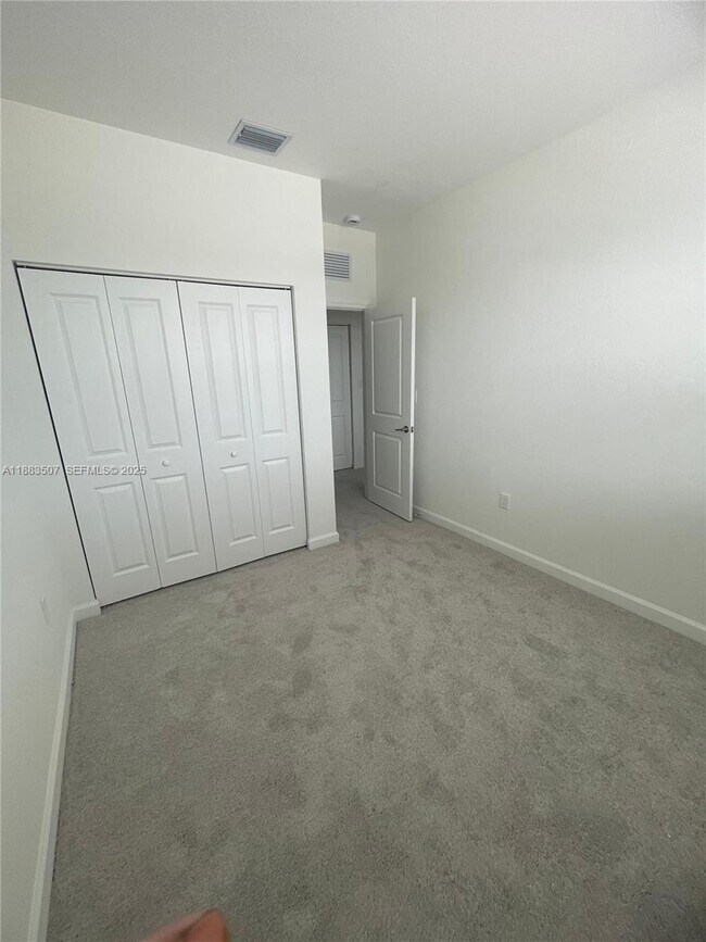 Building Photo - 204 SE 10th St