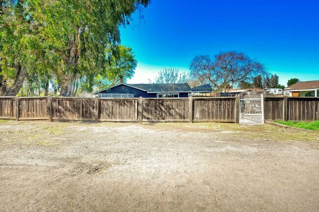 Building Photo - 2707 Robertson St