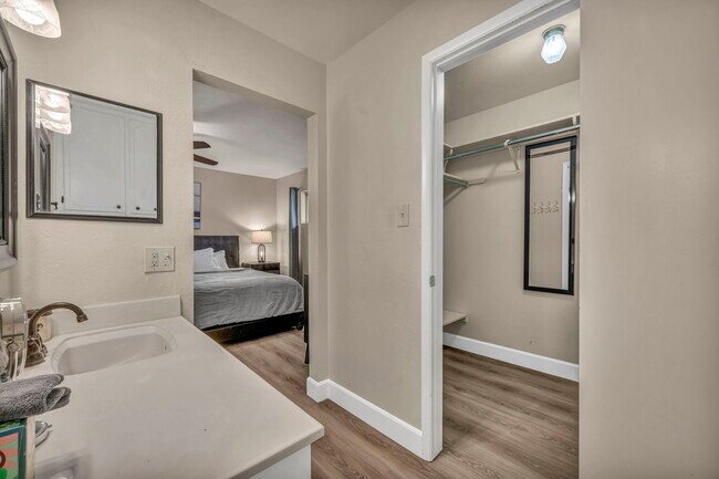 Building Photo - 1490 Foster Dr