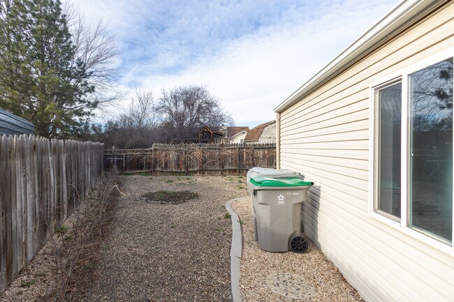 Building Photo - 1132 S Amaya Ave