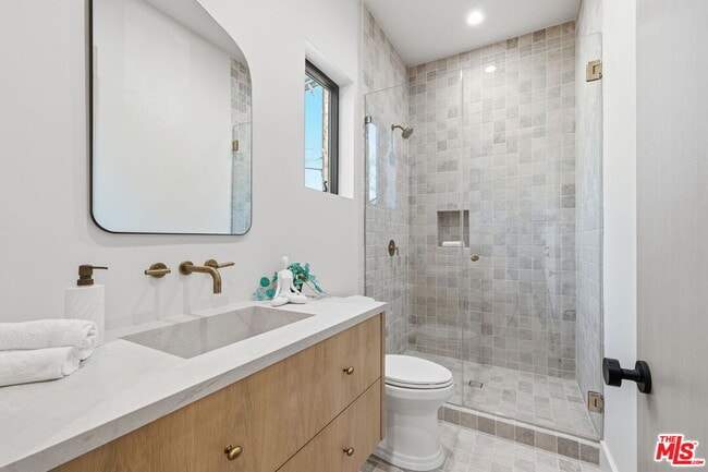 Building Photo - 16643 Addison St