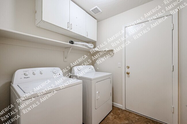 Building Photo - MOVE IN READY 4 BR IN WINDMILL RANCH