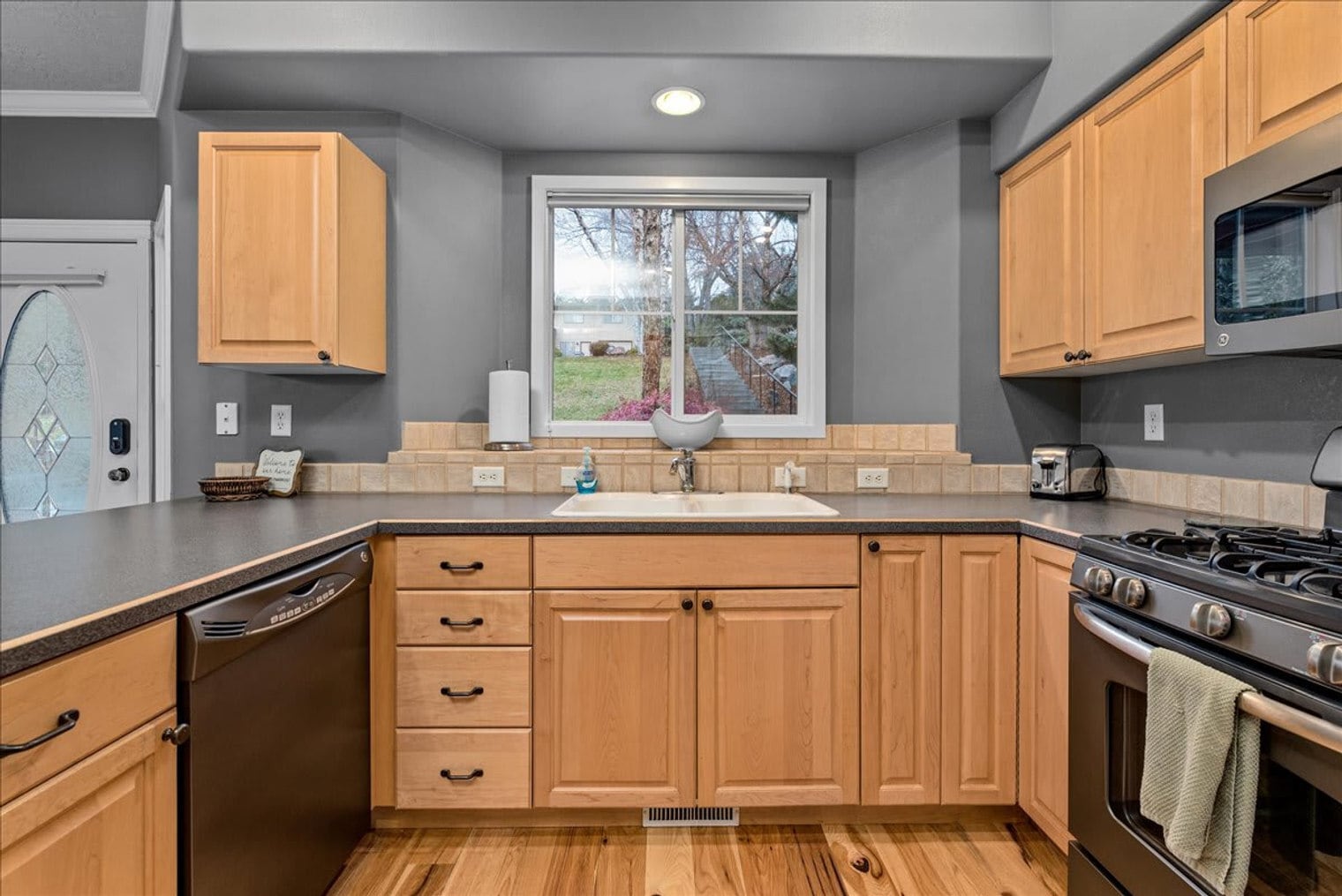 Building Photo - 1433 E Hays St