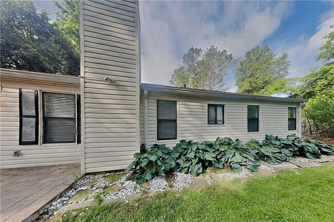 Building Photo - 815 Riverstone Ln