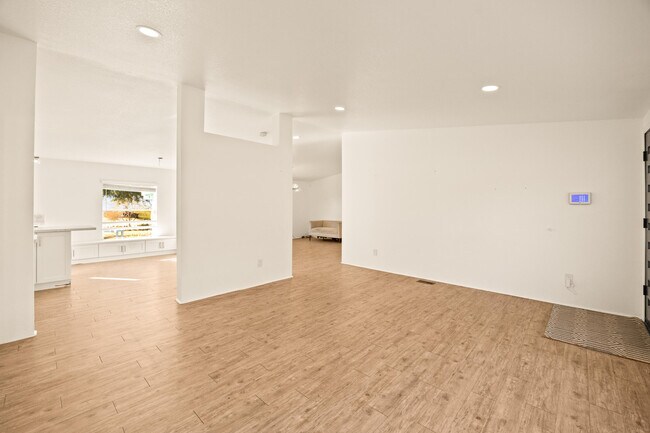 Building Photo - 62851 Aberdeen Dr