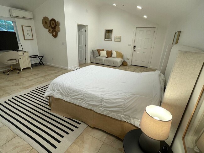 Building Photo - PRIVATE , FURNISHED Beverly Hills Studio Back House ! All utilities included
