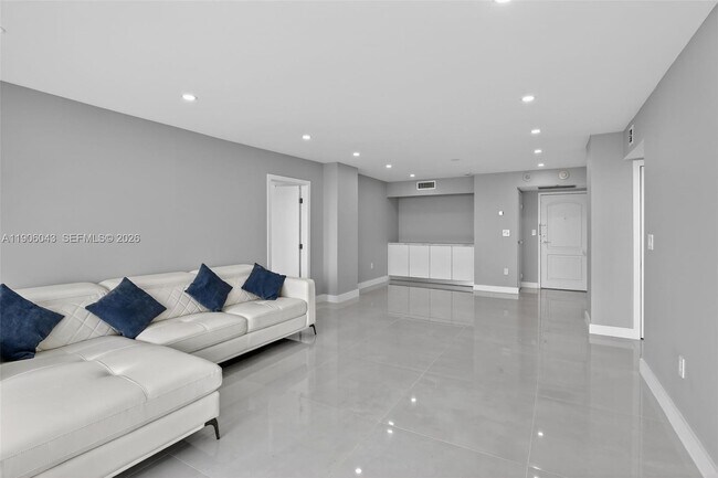 Building Photo - 3675 N Country Club Dr