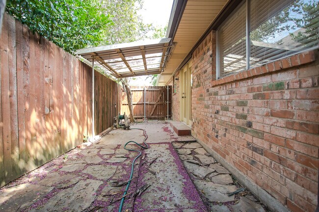 Building Photo - 10660 Pagewood Dr