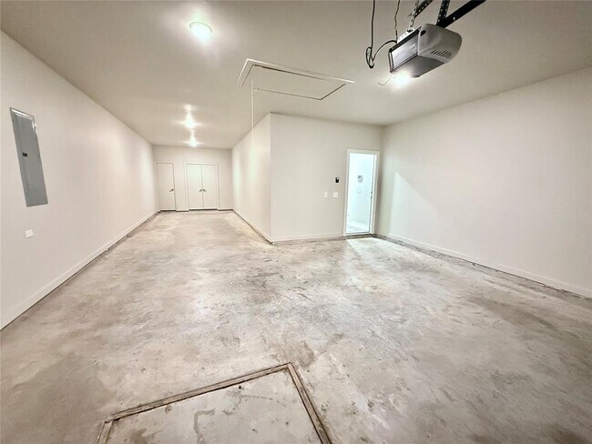 Building Photo - 1421 Hickory Trl