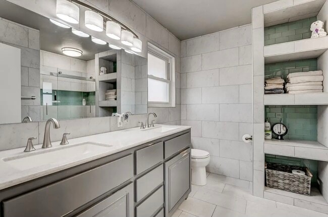 Building Photo - 1001 N Skyline St