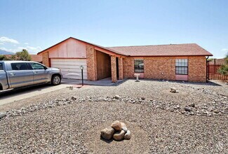 Building Photo - Comfortable home on a cul-de-sac with a gr...