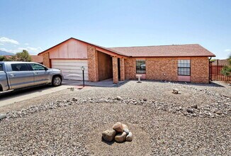 Building Photo - Comfortable home on a cul-de-sac with a great floorplan.