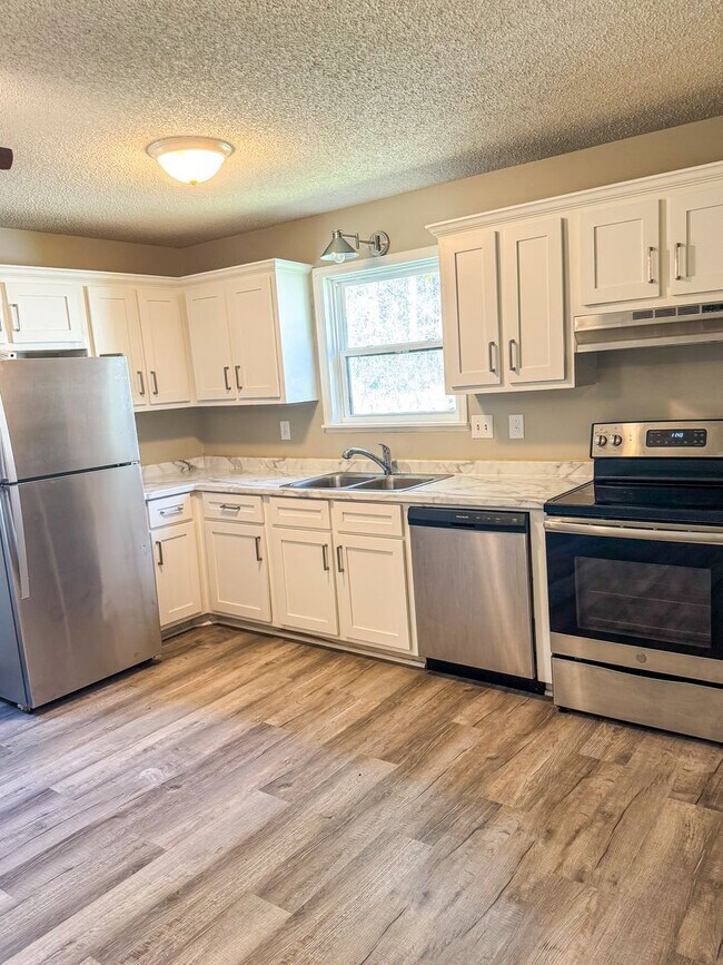 Building Photo - Gated Community Living