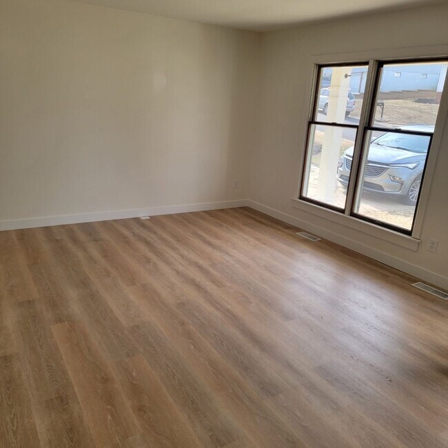 Building Photo - 4 Bedroom Home in St. Charles  $2695