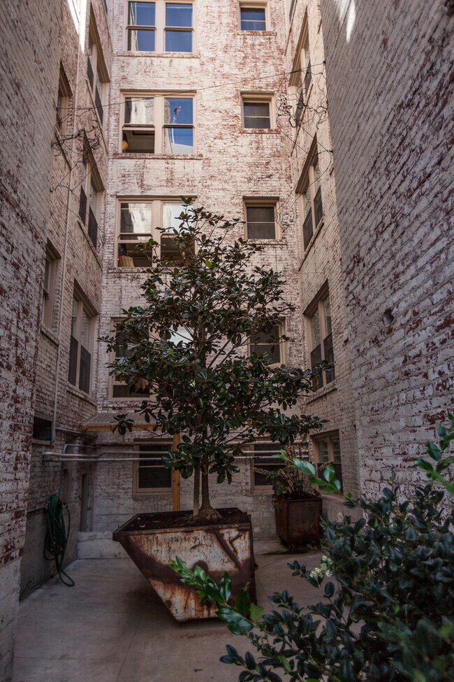 Building Photo - Top Floor Studio in the Community@ Carnegi...
