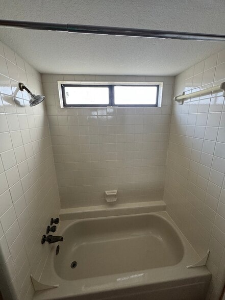 Building Photo - 3905 Picato Dr