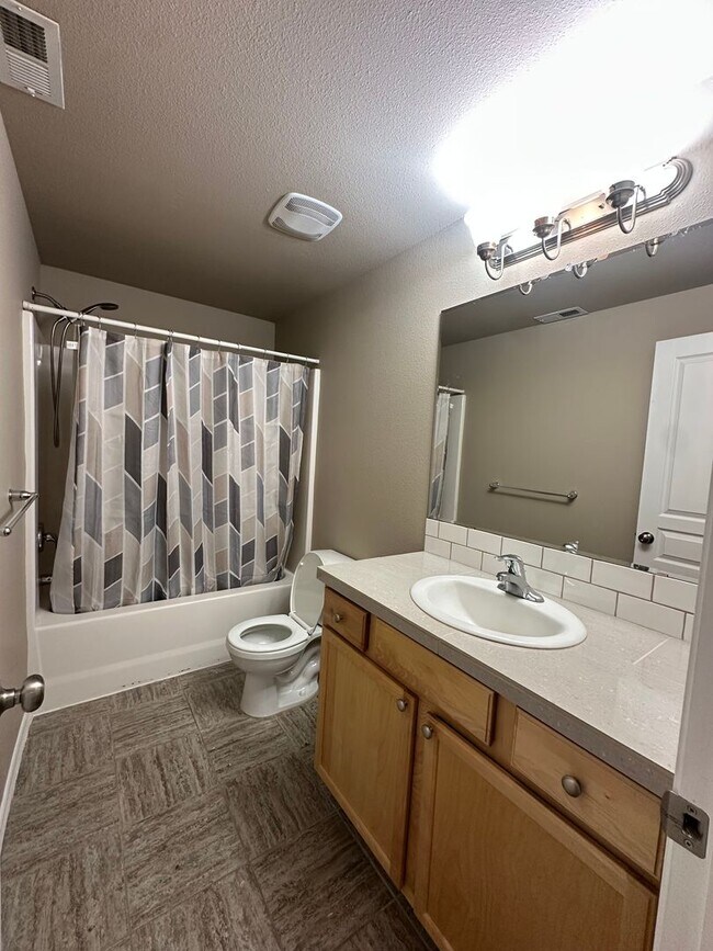 Building Photo - Comfortable Bend Living – 3 Bedroom Home with Spacious Bonus Room!