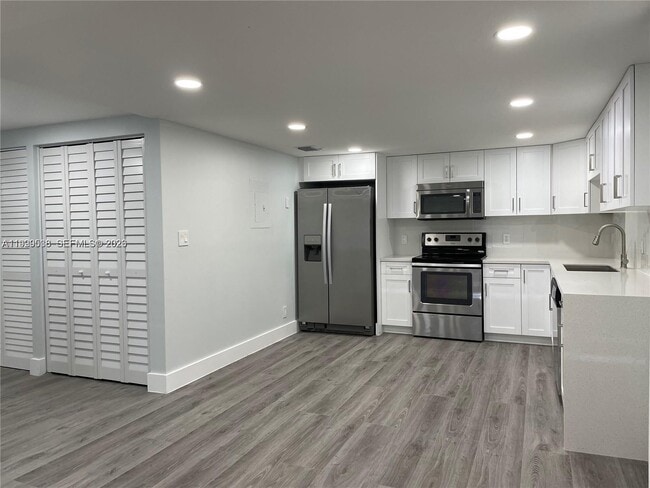 Building Photo - 4725 SW 62nd Ave