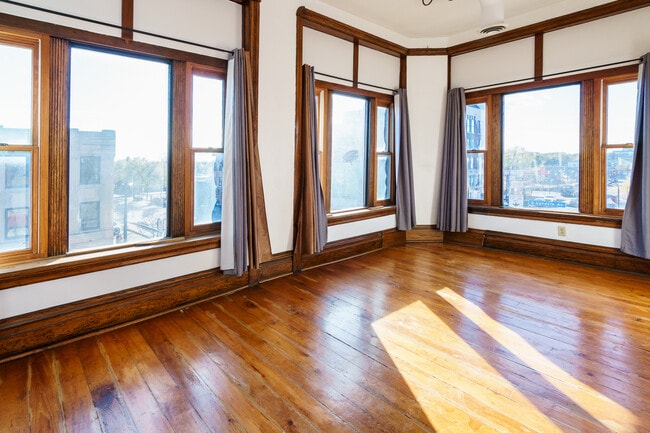 Building Photo - 614-626 W Lake St