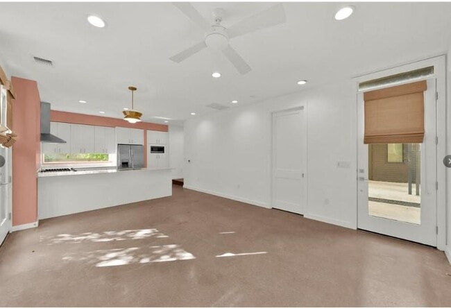 Building Photo - 203 E 46th St