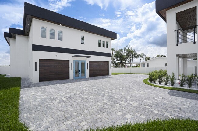 Building Photo - 5/3 Luxury Custom Home plus Boat dock, Pool and Stunning Views!!