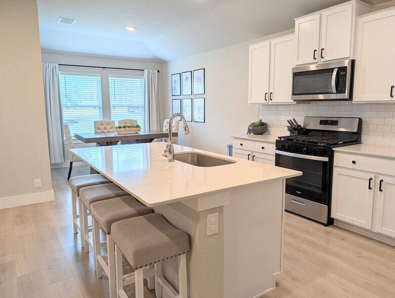 Building Photo - 5627 Jewel Curv