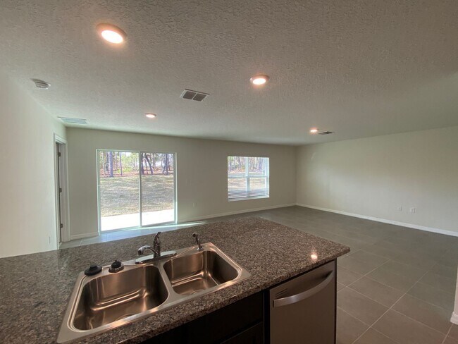 Building Photo - Desirable Lake Diamond Subdivision 3/2/2 **Won't Last**