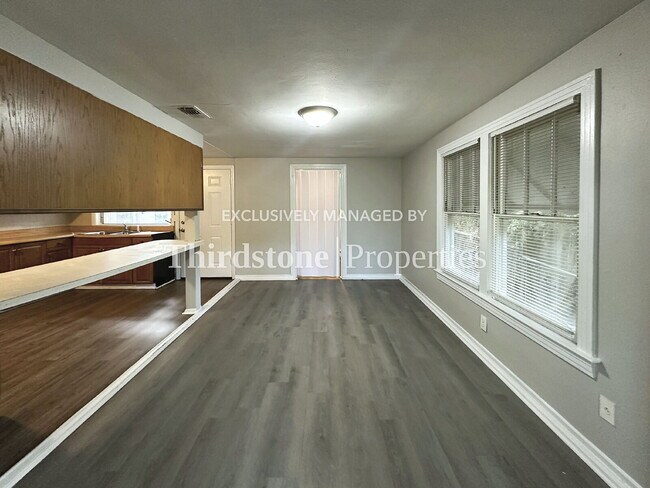 Building Photo - 6965 Lorain St