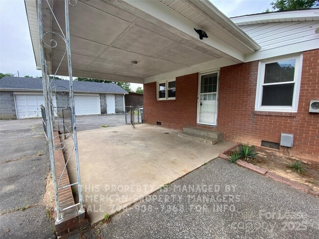 Building Photo - 508 Villa St