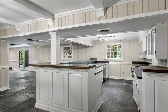 Building Photo - 9900 Kingsbridge Rd